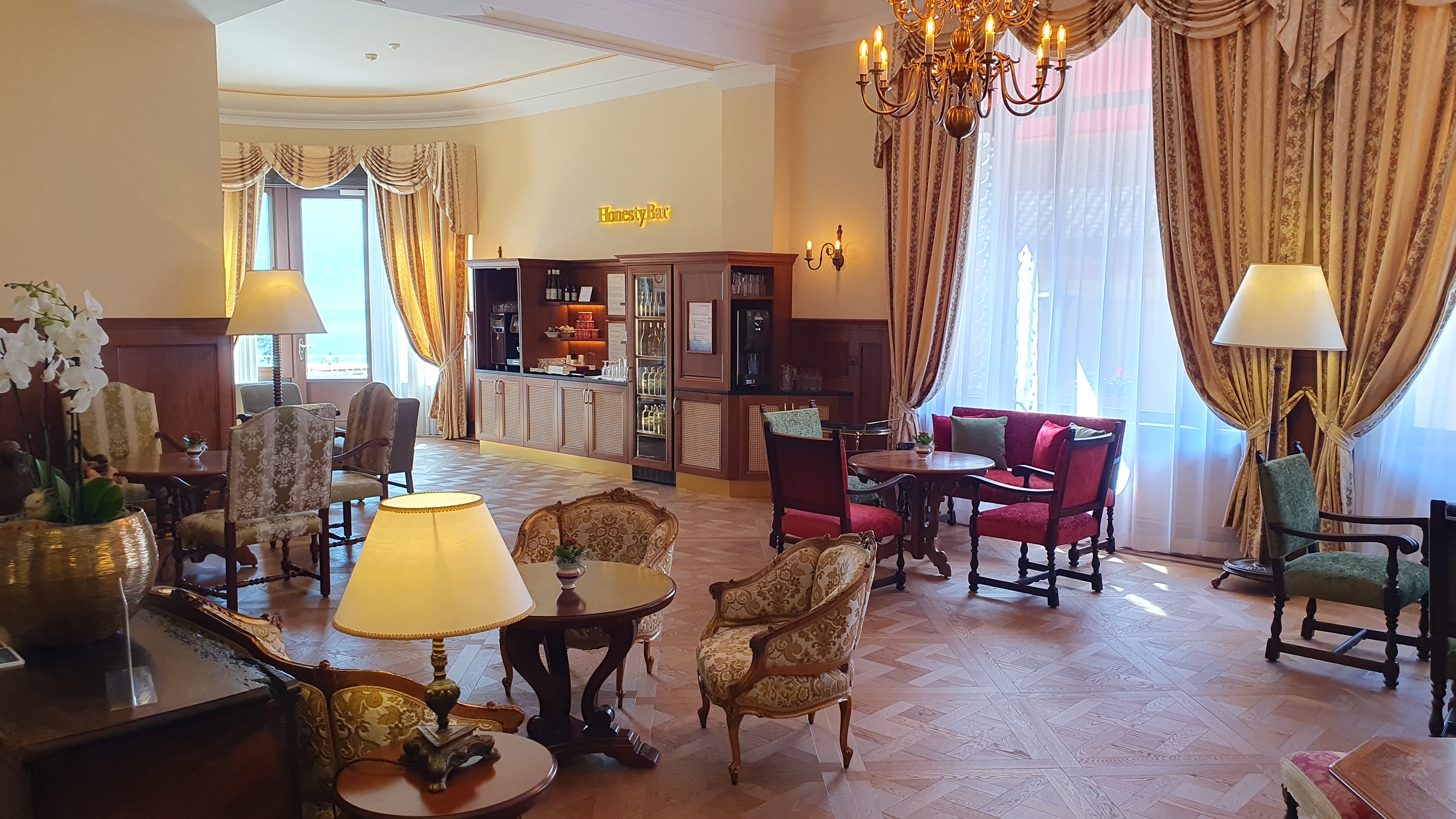 Salone dell'albergo rinnovato - International au Lac Historic Lakeside Hotel