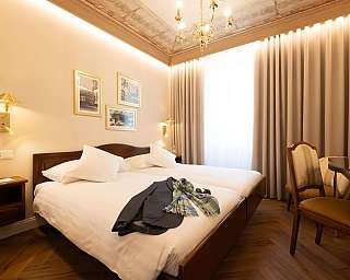 Intérieur d'une chambre d'hôtel avec des lits et des décorations raffinées.