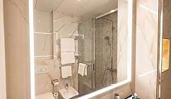 Salle de bain moderne et lumineuse