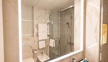 Bagno rinnovato e luminoso