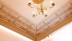 Plafond décoré avec lustre