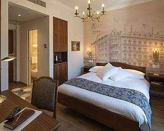 Intérieur d'une chambre d'hôtel avec lit et bureau.