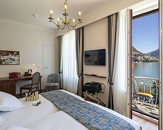 Intérieur d'une chambre d'hôtel avec vue sur le lac.