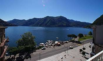 Lac et Montagnes Verdoyantes