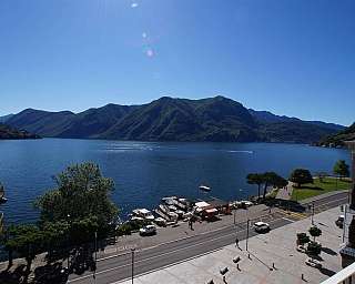 Panorama du lac avec des montagnes et des bateaux à moteur.