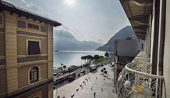 Vista sul lago e montagne