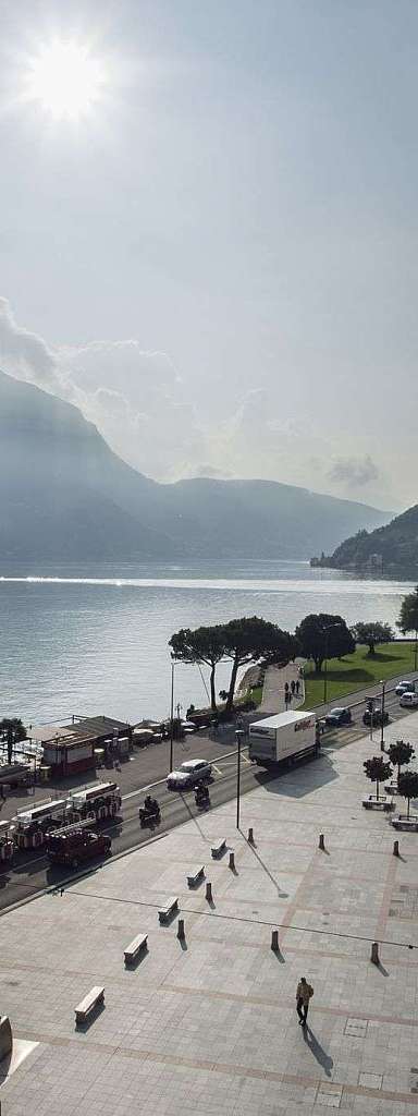 Vista sul lago e montagne