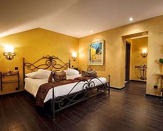 Chambre à coucher avec lit double en fer forgé et murs jaunes