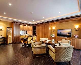 Soggiorno moderno con mobili in legno e area pranzo.