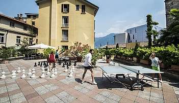 Gioco all'aperto: scacchi e ping pong
