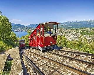 Die Standseilbahn fährt entlang der Gleise mit Panoramablick auf den See.