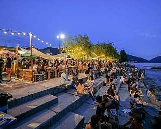 Menschen genießen einen Sommerabend am See.