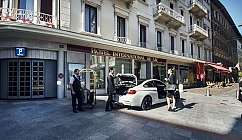 Un valet assiste gli ospiti all'Hotel International Au Lac.