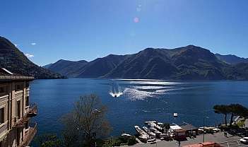 Panorama del lago con montagne e barche.