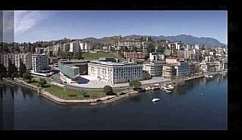 Panorama di edifici e lago in una città.