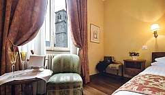 Camera d'albergo con vista e decorazioni eleganti.