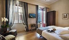 Camera d'albergo con vista e decorazioni eleganti.