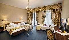 Camera d'albergo con letti, decorazioni e televisore.