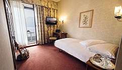 Interno di una camera d'albergo con vista e comfort.