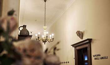 Corridoio con lampadario e decorazioni murali.