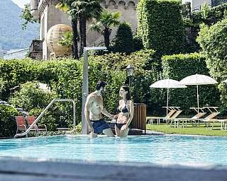 Moments de détente au bord de la piscine