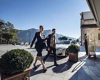 Élégance à l'entrée de l'hôtel