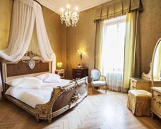 Innenansicht eines Hotelzimmers mit Bett und eleganter Einrichtung.