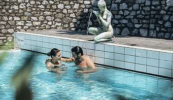 Momenti di relax in piscina