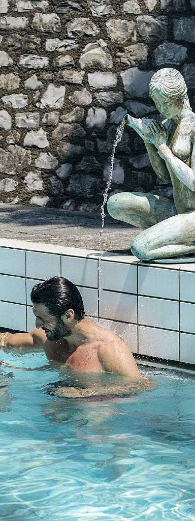 Momenti di relax in piscina