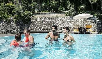 Divertimento in piscina estiva