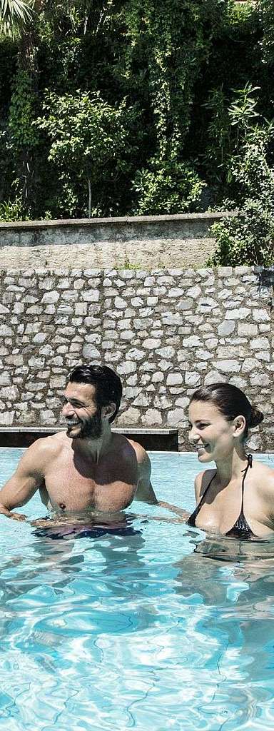 Divertimento in piscina estiva