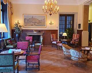 Intérieur d'un salon avec des meubles vintage et des décorations classiques.