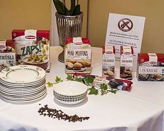Verschiedene glutenfreie Snacks und Süßigkeiten auf einem Tisch.