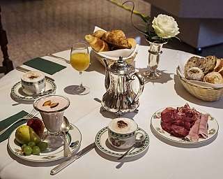 Ein gedeckter Tisch mit Essen und Getränken zum Frühstück.