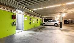 Parking souterrain avec bornes de recharge pour voitures électriques et véhicules stationnés