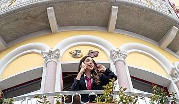 Giovane donna al balcone