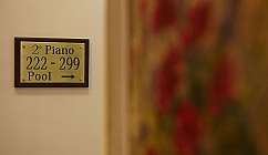 Targa con indicazioni per le camere e la piscina al secondo piano.