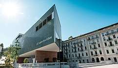 Bâtiment moderne du LAC Lugano Arte e Cultura avec ciel clair et soleil brillant
