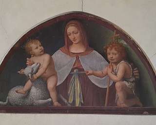 Affresco che rappresenta la Madonna con due bambini e un agnello.