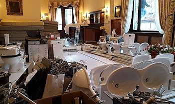 Intérieur d'un espace avec des matériaux de construction et des meubles accumulés.