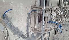 Détail d'un balcon en cours de rénovation avec échafaudage.