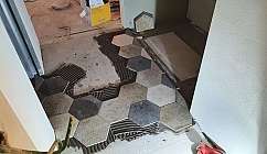 Installation de carreaux hexagonaux dans un environnement rénové.