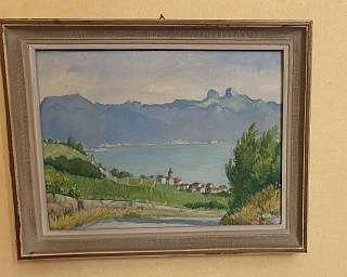 Dipinto di un paesaggio montano con vista su un lago.