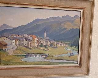 Dipinto di un villaggio montano con fiume e montagne sullo sfondo.