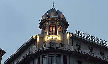 Vue de la partie supérieure d'un hôtel avec enseigne lumineuse.