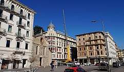 Piazza con Hotel e Gru