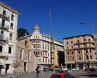 Blick auf einen Platz mit Hotels und Kränen in Aktion.