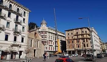 Piazza con Hotel e Gru