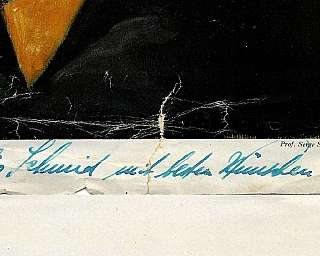 Firma scritta a mano su un documento con sfondo scuro.