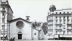 Vue d'une église et d'un bâtiment dans une ville.